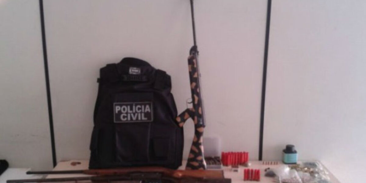 Polícia Civil de Mineiros apreende grande arsenal de armas e várias munições