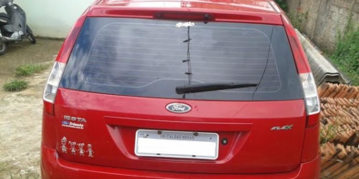Carro furtado é encontrado em casa de Caldas Novas