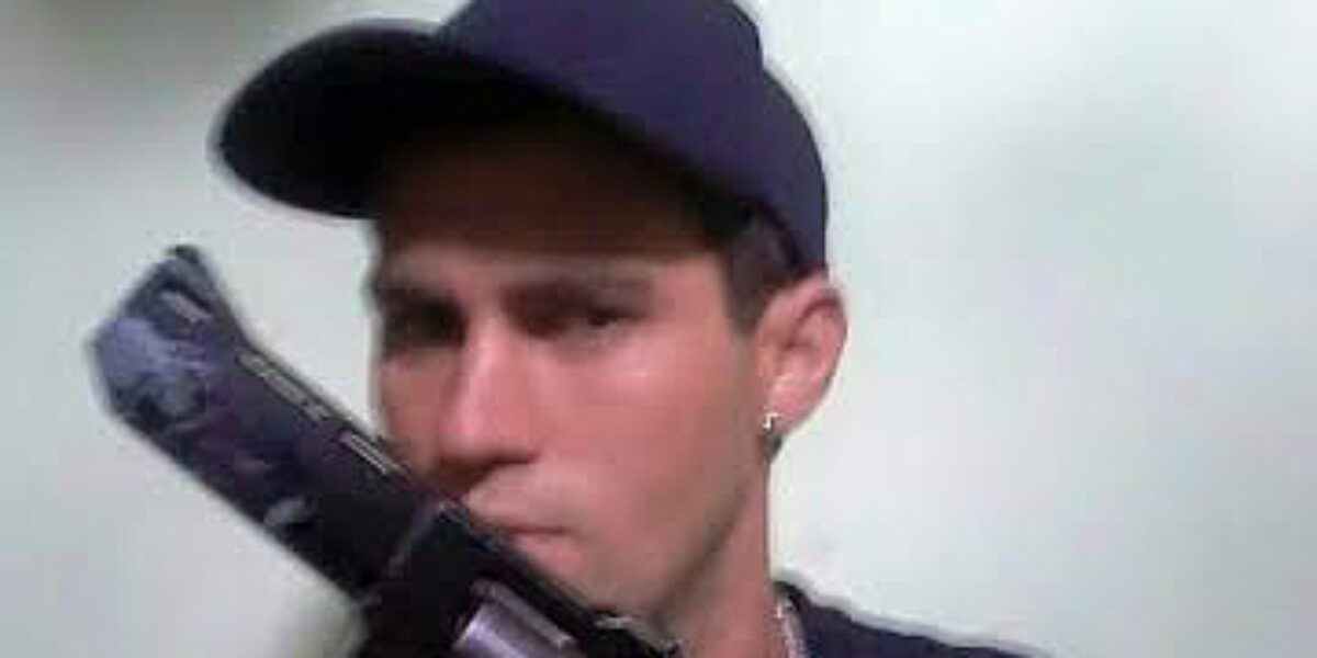 Bandido que ostentava armas e dinheiro pelo Facebook é preso pela Polícia Civil em Luziânia