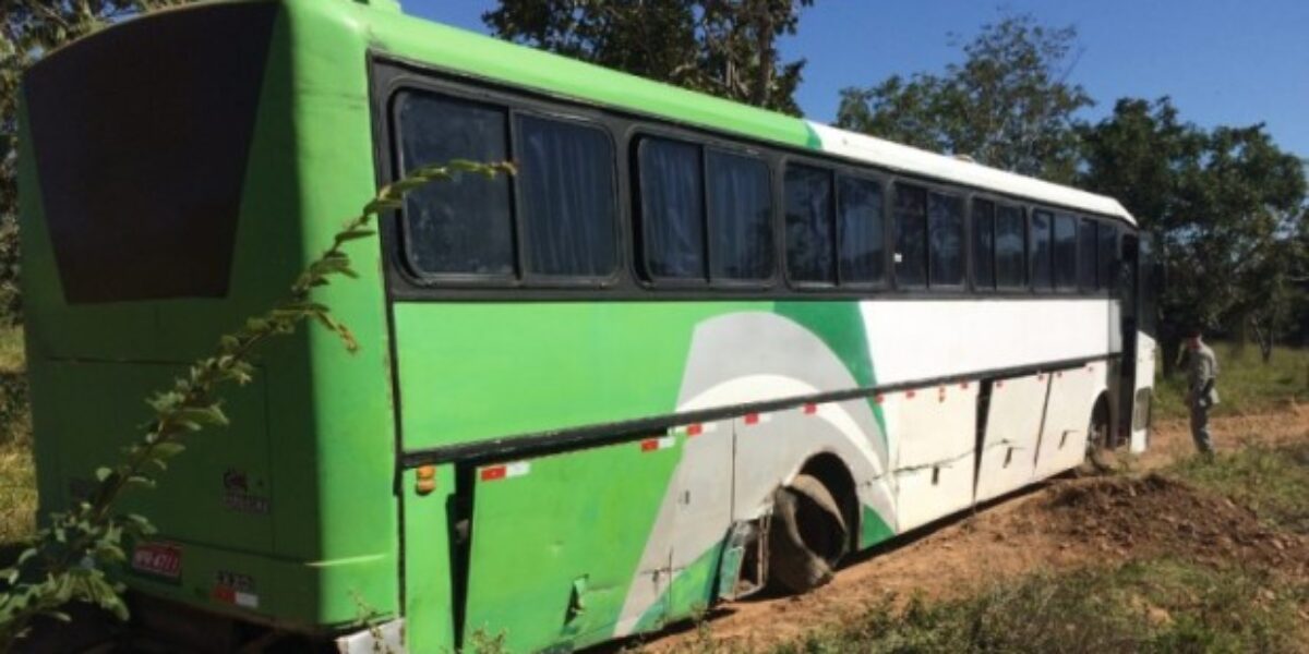 Polícia Civil encontra ônibus abandonado com 80 quilos de maconha
