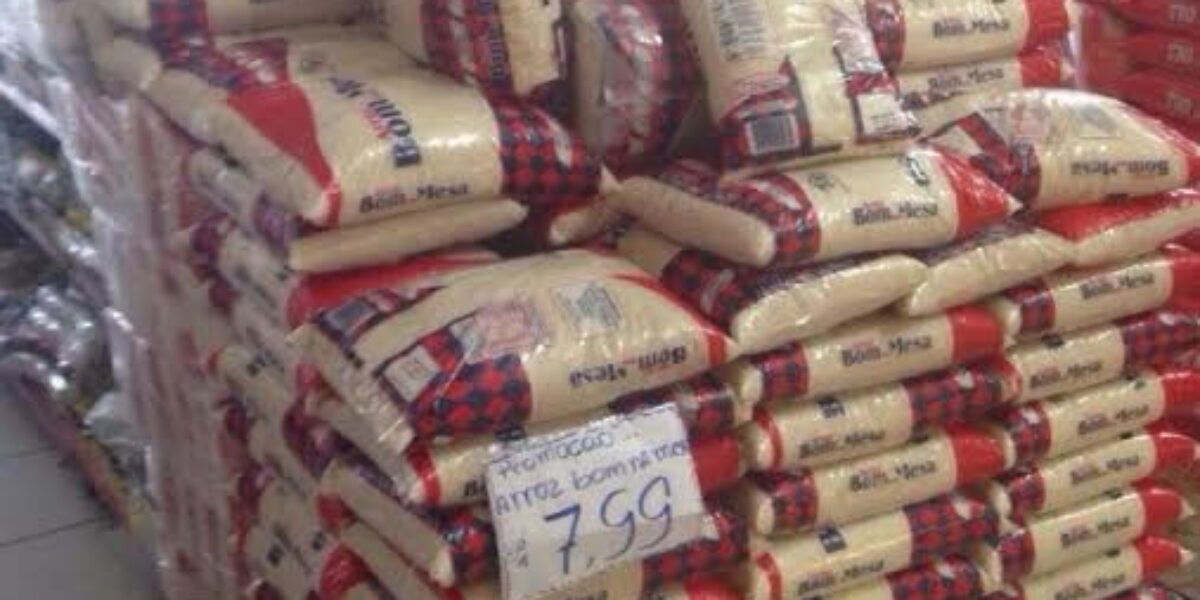 Parte de carga de arroz roubada é achada em supermercado de Anápolis