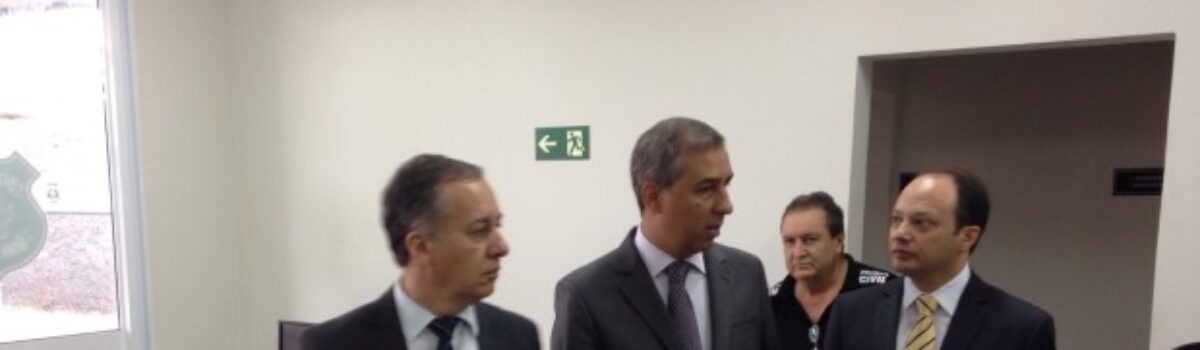 Governador em exercício José Eliton visita Central de Flagrantes