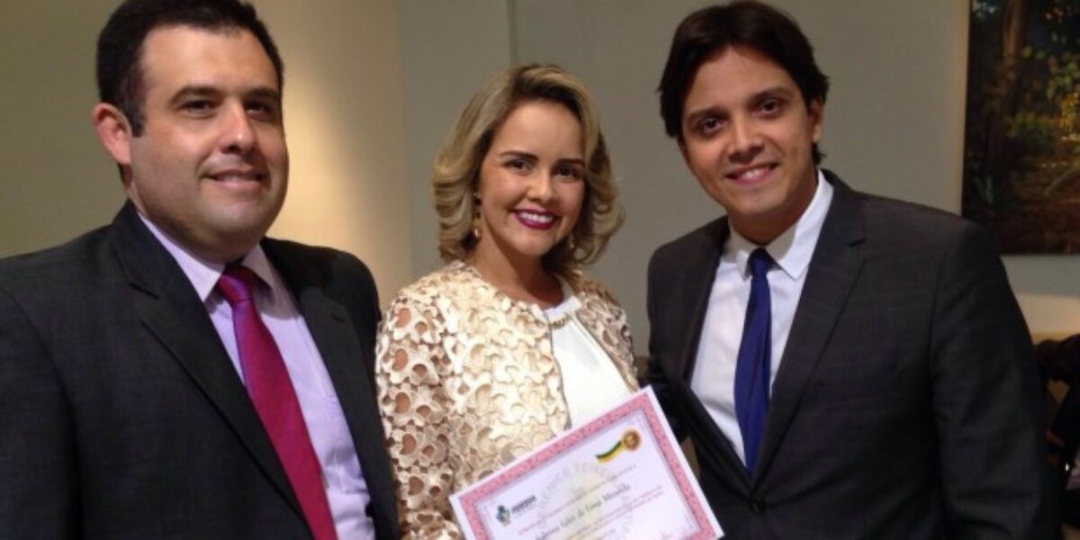 Delegada Sabrina Leles recebe comenda da Assembleia Legislativa