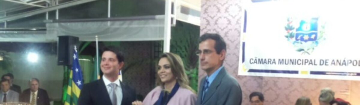 Delegada Aline Vilela recebe medalha do legislativo anapolino