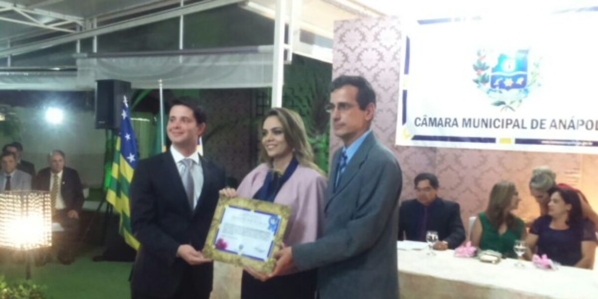 Delegada Aline Vilela recebe medalha do legislativo anapolino