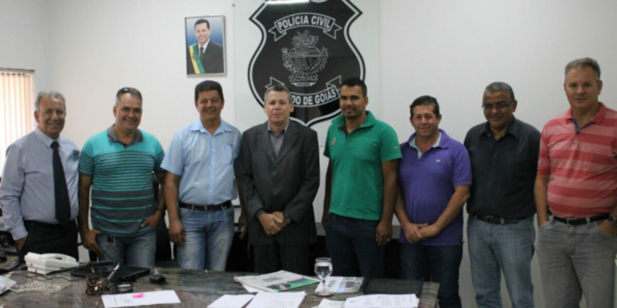 Prefeito de Caldazinha, Edimar Borges, faz visita ao delegado geral