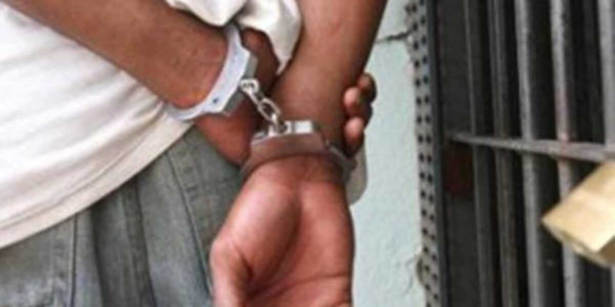 Policial civil de folga flagra ladrões de residência em Jataí