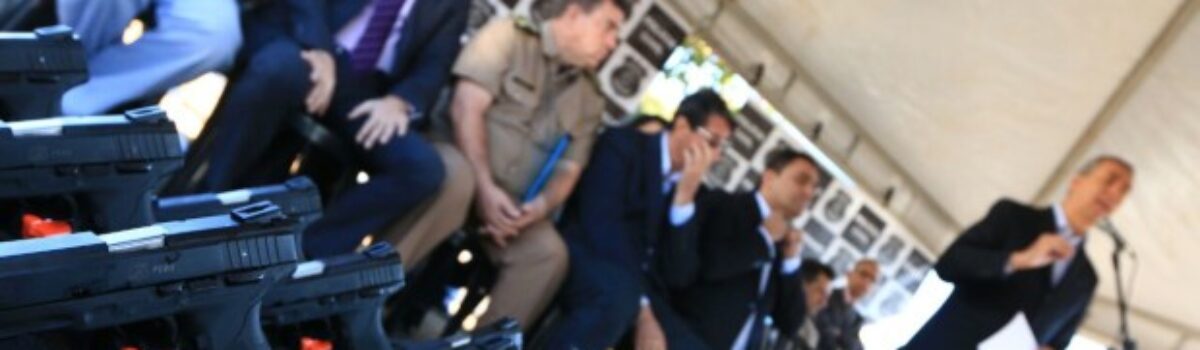 Secretário de Segurança entrega novas armas às DRP’s do Entorno