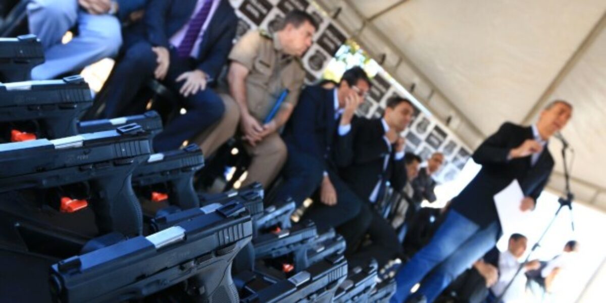 Secretário de Segurança entrega novas armas às DRP’s do Entorno