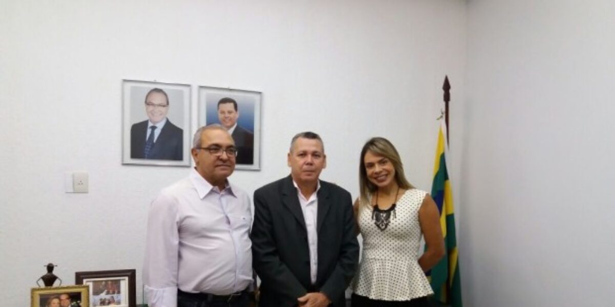 Delegado geral se reúne com prefeito e visita DP em Trindade