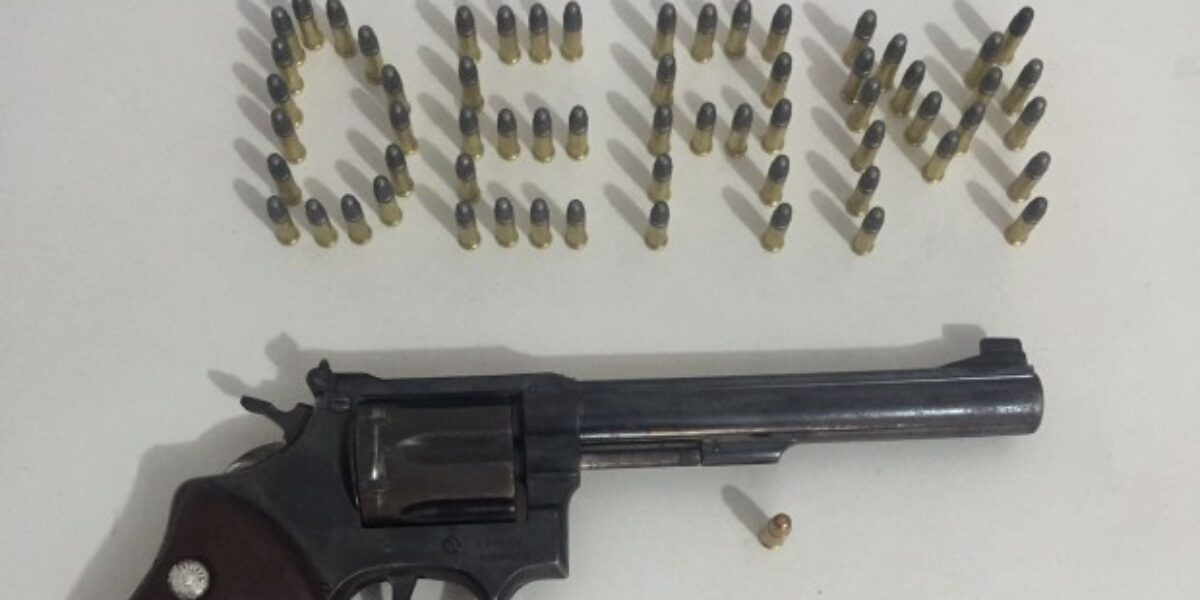 Deam de Caldas Novas prende homem por agressão e posse de arma