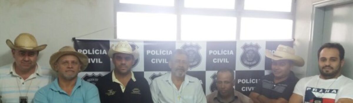 Vaqueiro suspeito de homicídio é preso por policiais civis disfarçados de romeiros