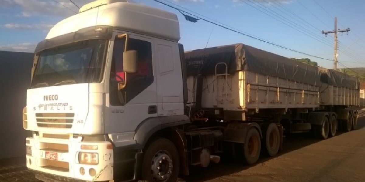 Jataí: carga de 83 toneladas de milho é recuperada por policiais