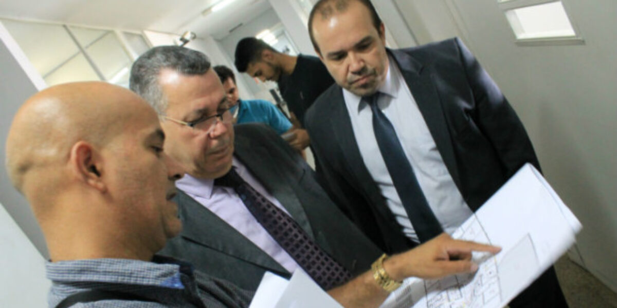 Dirigentes da PCGO realizam visita à Deic no início da reforma na especializada