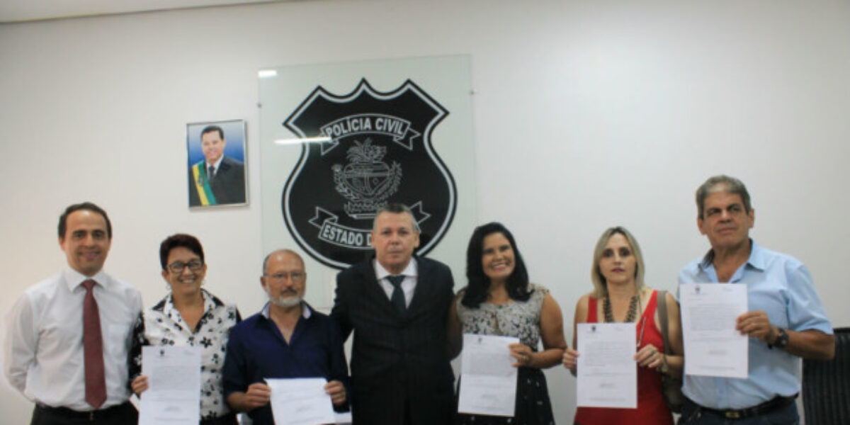 Diretoria da PCGO entrega portarias a servidores recém-aposentados