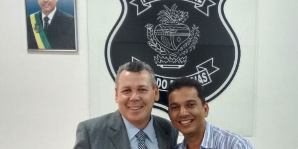 Delegado geral da PCGO recebe visita de amigo agente