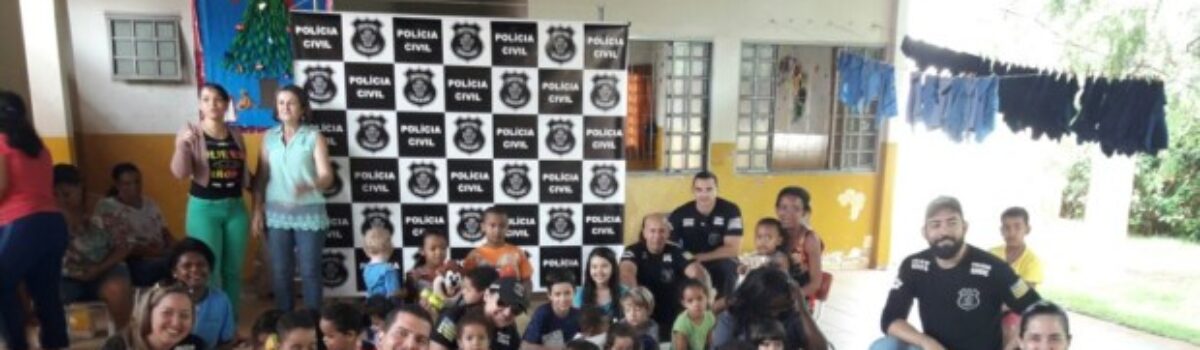 Policiais civis entregam 100 brinquedos em creches de Rio Verde