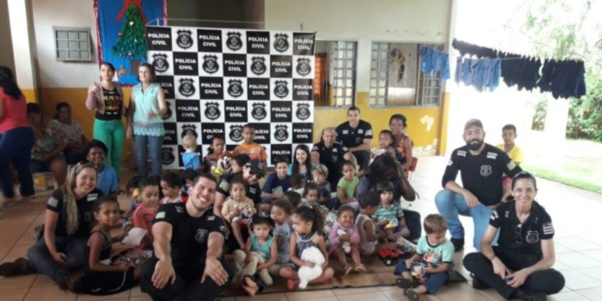 Policiais civis entregam 100 brinquedos em creches de Rio Verde