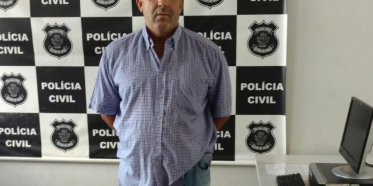 Alvo de mandado, homem é preso em flagrante por posse de arma