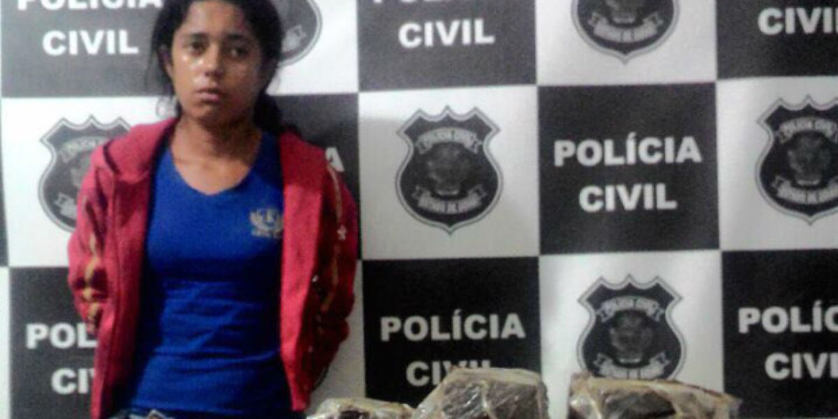 Mulher é presa ao desembarcar de ônibus com 22 tijolos de maconha