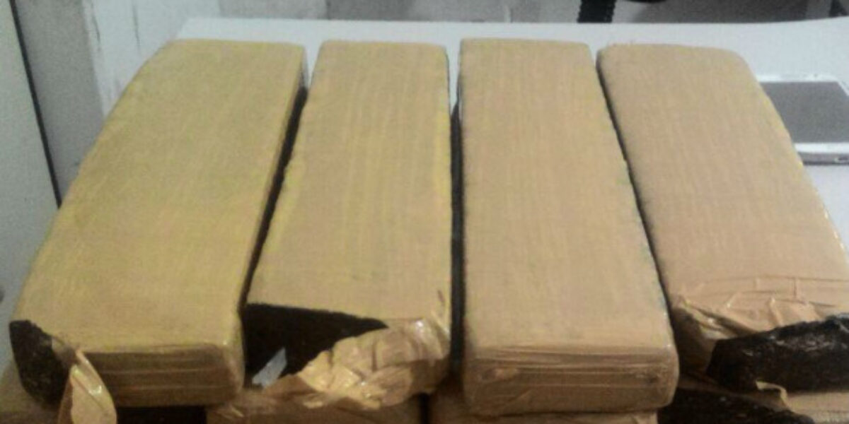 Mulher é presa em Iporá ao transportar tijolos de maconha em ônibus