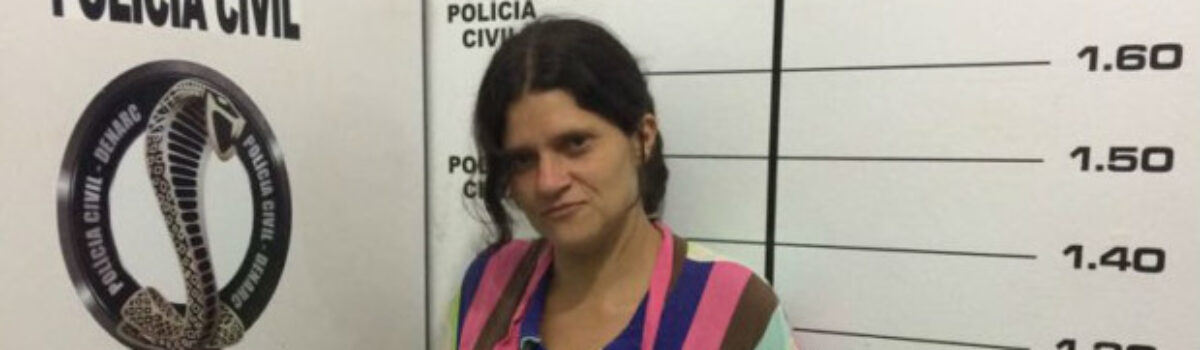 Denarc prende mulher no momento em que vendia crack para usuário