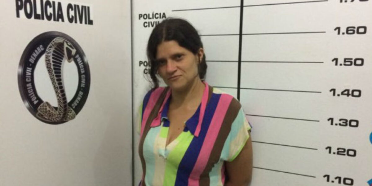 Denarc prende mulher no momento em que vendia crack para usuário