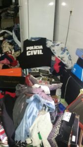 Roupas apreendidas na casa de Renata e de sua mãe.