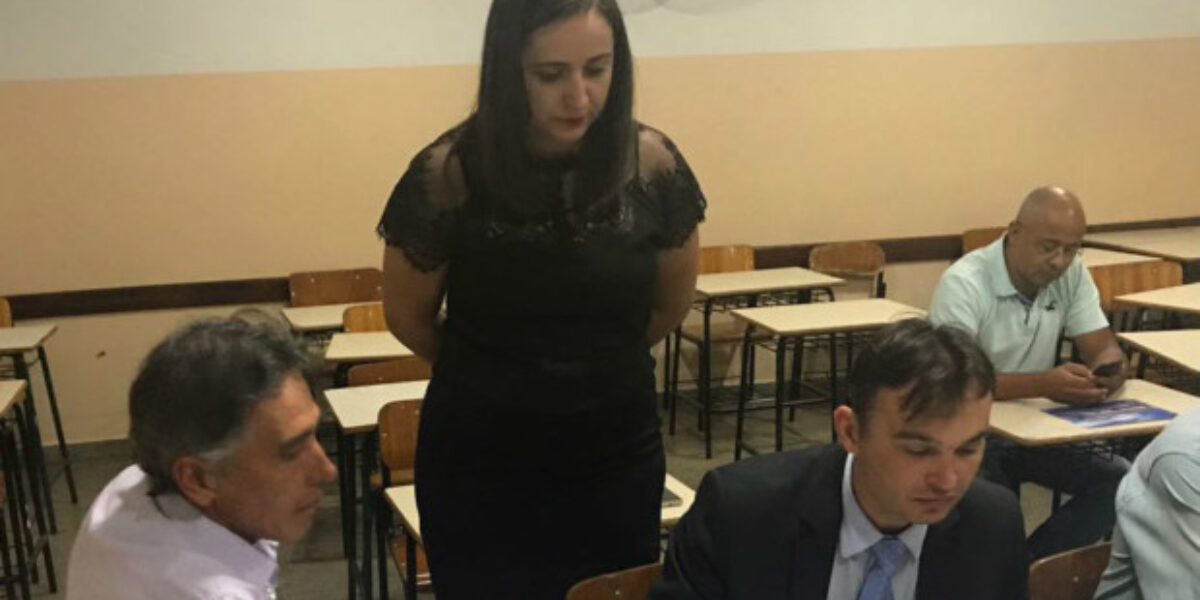 No Bairro Goiá, titular da 15ª DDP participa de reunião sobre segurança