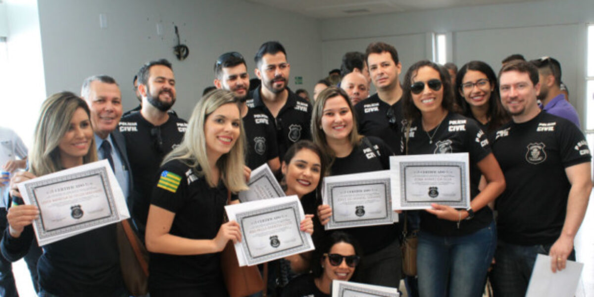Agentes e escrivães de 3ª classe recebem certificado de conclusão de probatório
