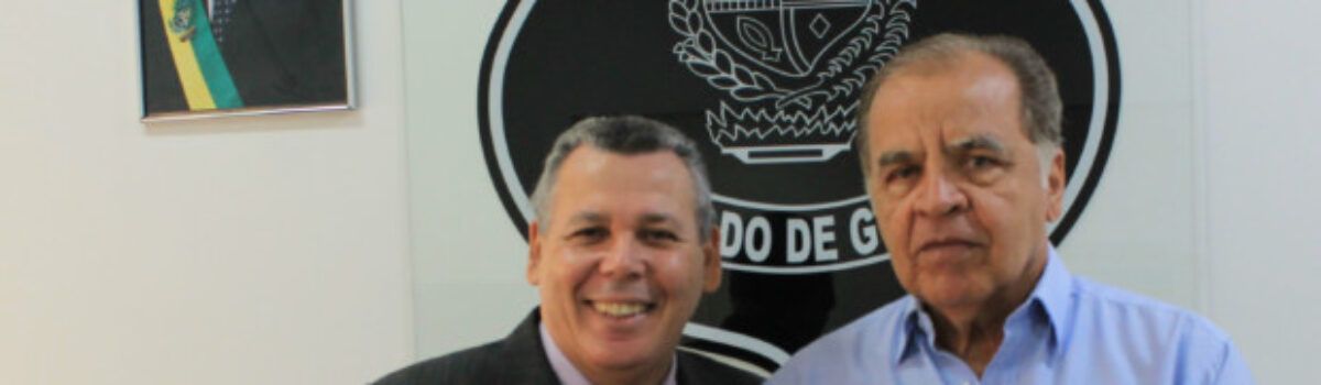 Delegado-geral entrega nova funcional a delegado aposentado