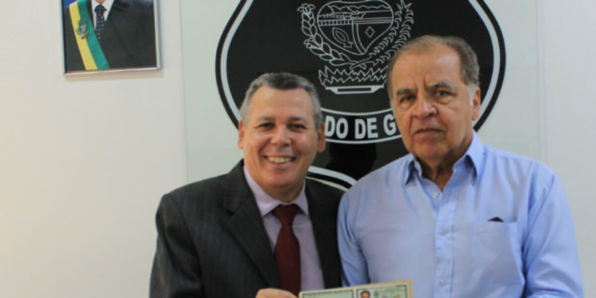 Delegado-geral entrega nova funcional a delegado aposentado