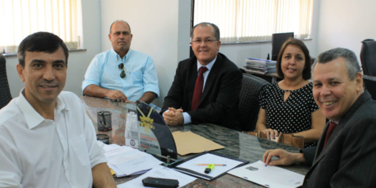 Delegado-geral recebe deputado estadual e prefeita de Jandaia