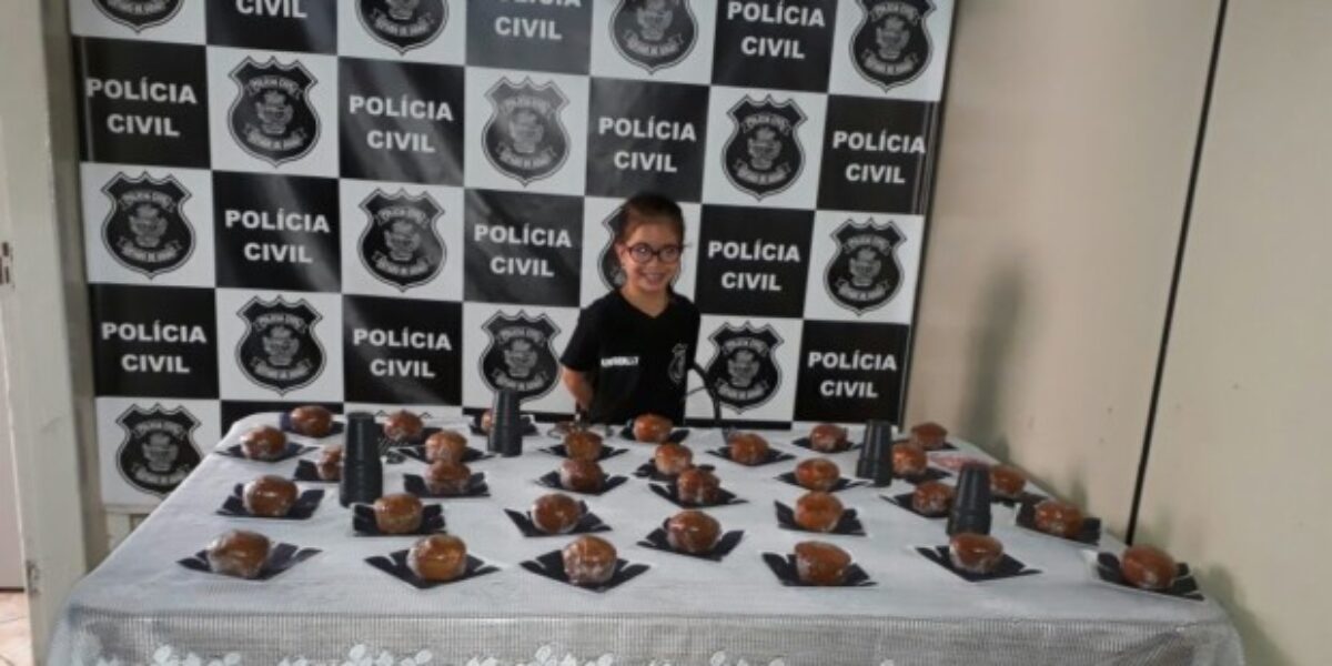 Menina que sonha ser delegada ganha festa na Central de Flagrantes de Anápolis