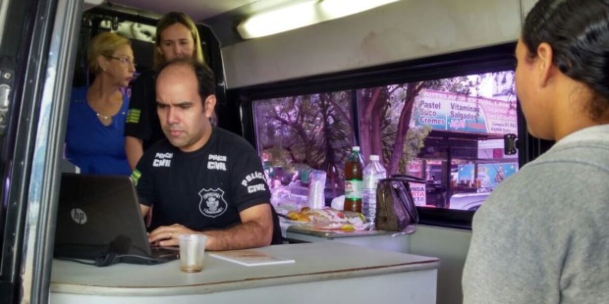 Policiais civis de Anápolis realizam ação itinerante no centro da cidade