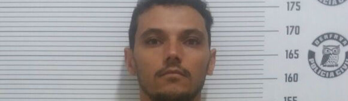 Homem compra moto furtada, estaciona veículo em frente a DERFRVA e é preso em flagrante