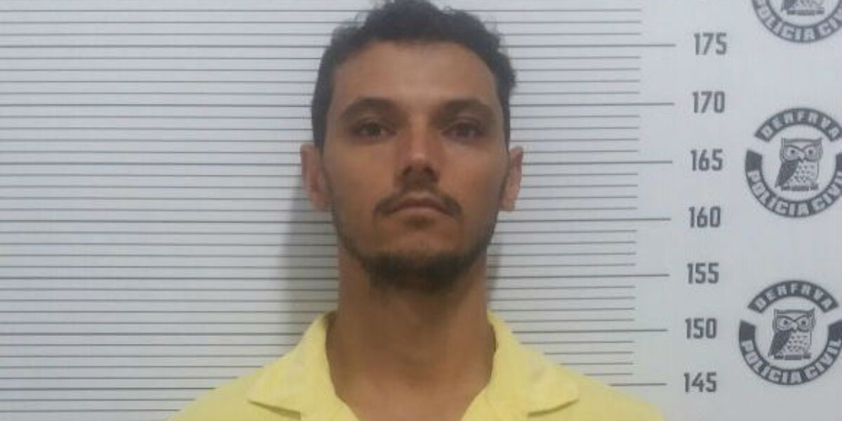 Homem compra moto furtada, estaciona veículo em frente a DERFRVA e é preso em flagrante