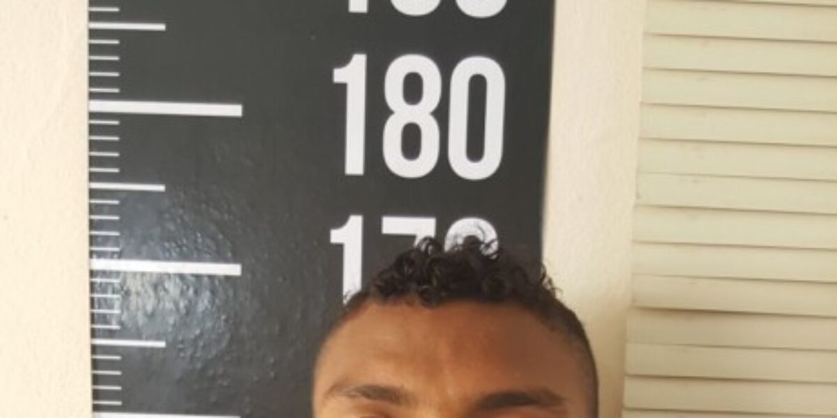 Homem tenta assaltar mulher em imediações de delegacia e acaba preso