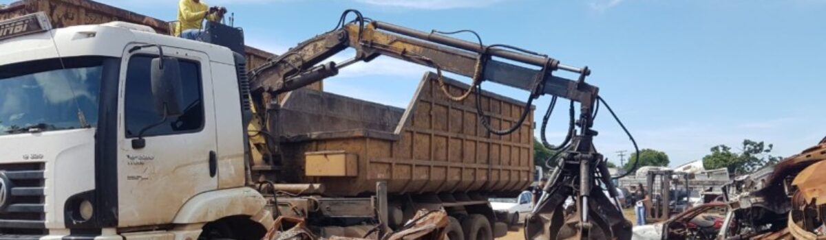 DERFRVA destrói sucatas de veículos acumuladas em seu pátio