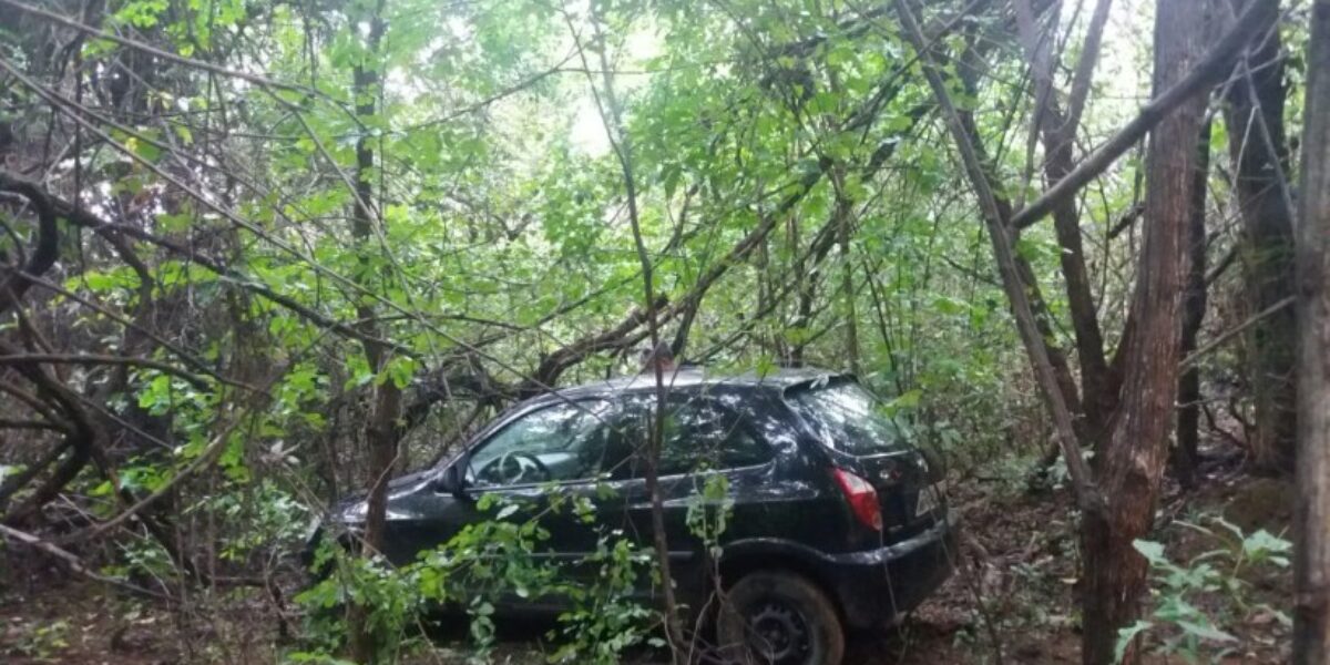Policiais de Minaçu localizam em matagal veículo que havia sido roubado