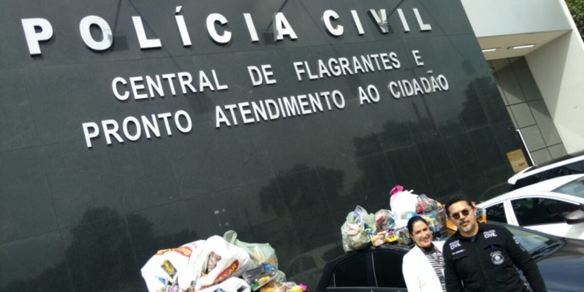 Policiais da Central de Flagrantes entregam presentes arrecadados em campanha solidária