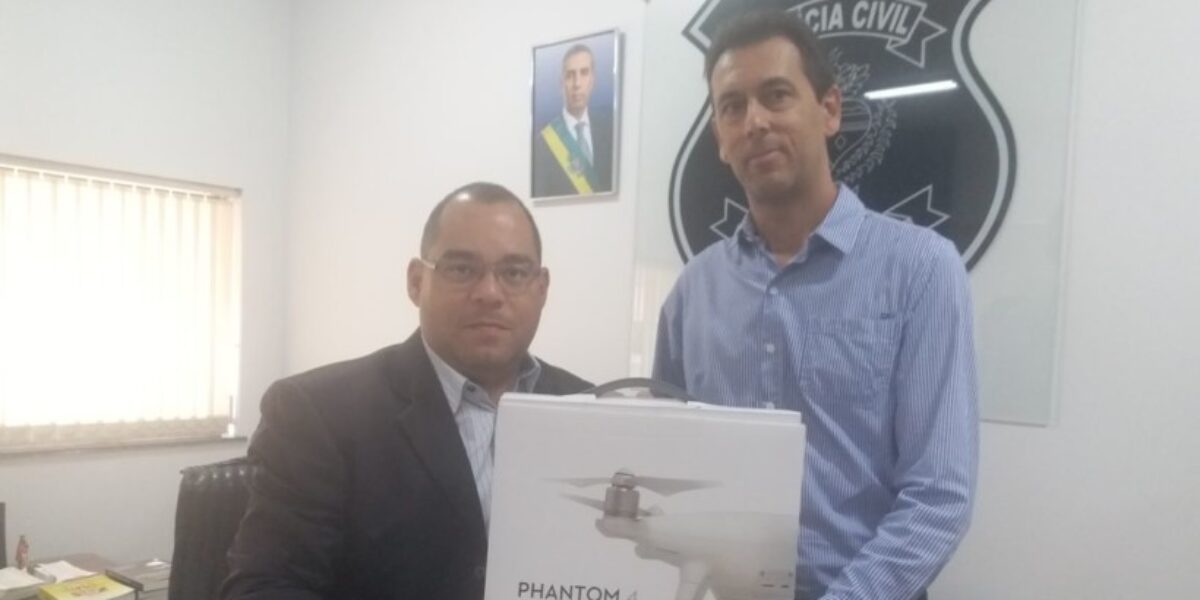 Delegado-geral entrega drone para Delegacia de Repressão a Crimes Rurais