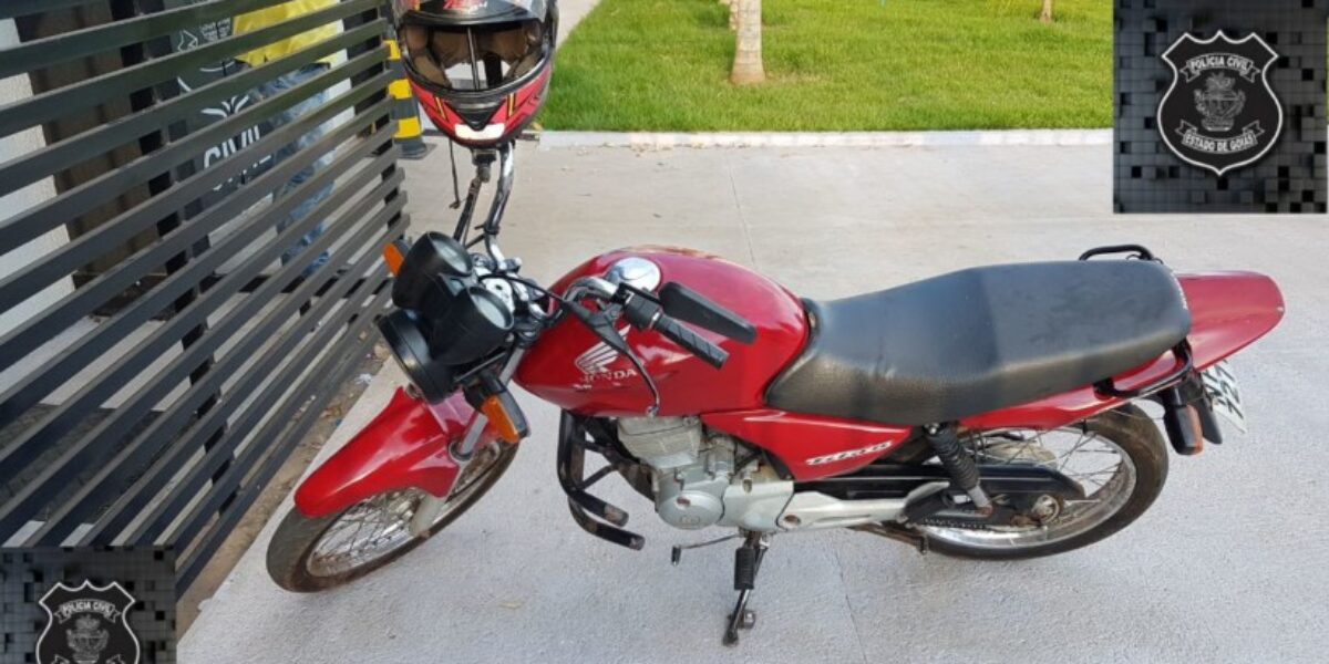 Equipe de policiais civis de Jaraguá recuperam moto furtada na cidade