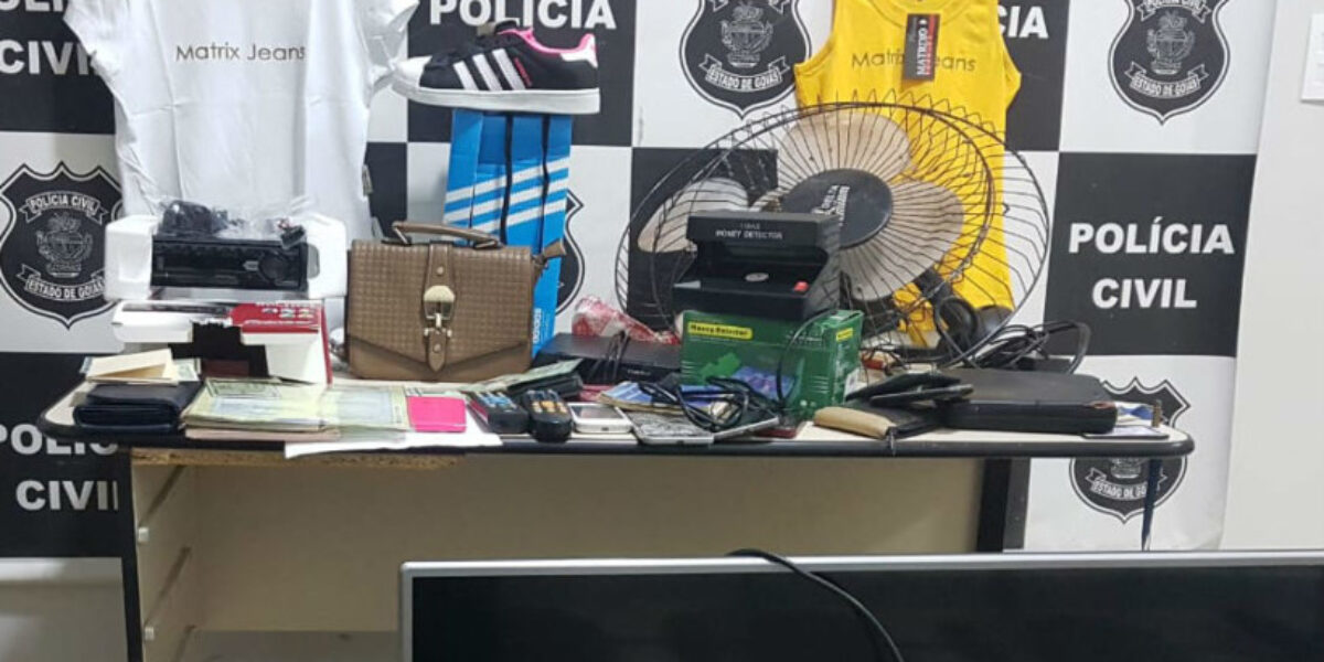 Quadrilha é presa em Jaraguá com roupas e veículos roubados