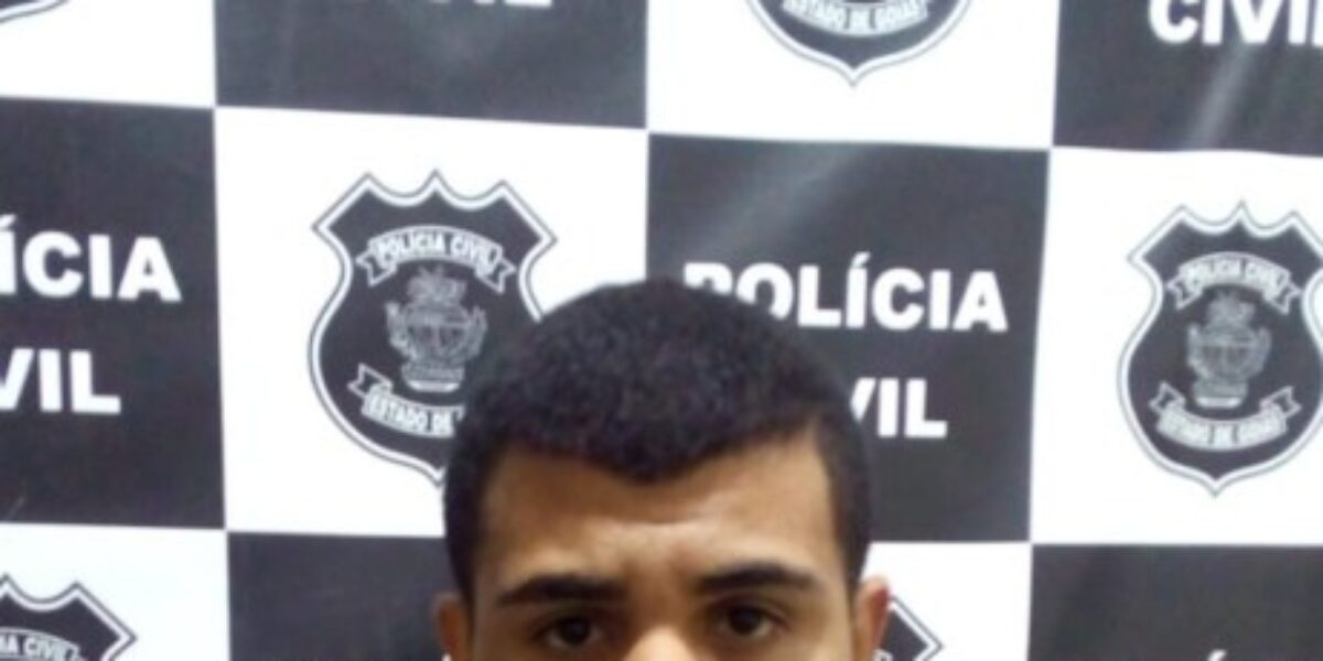 Policiais civis de Jaraguá prendem homem com drogas e roupas falsificadas