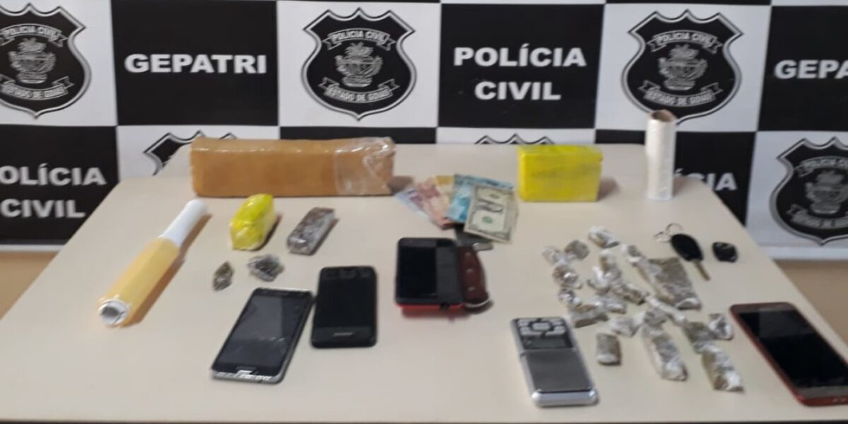 Dupla é presa em Anápolis com várias porções e um tablete de maconha
