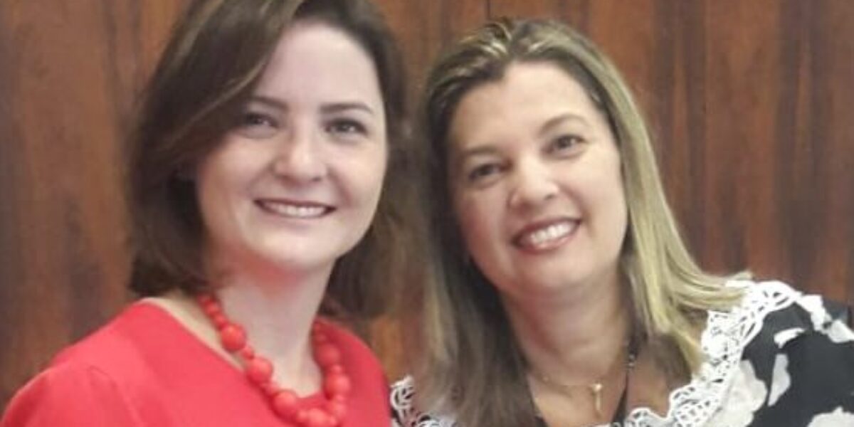 Primeira-dama conhece Programa Investigador Mirim e faz convite para evento de fim de ano