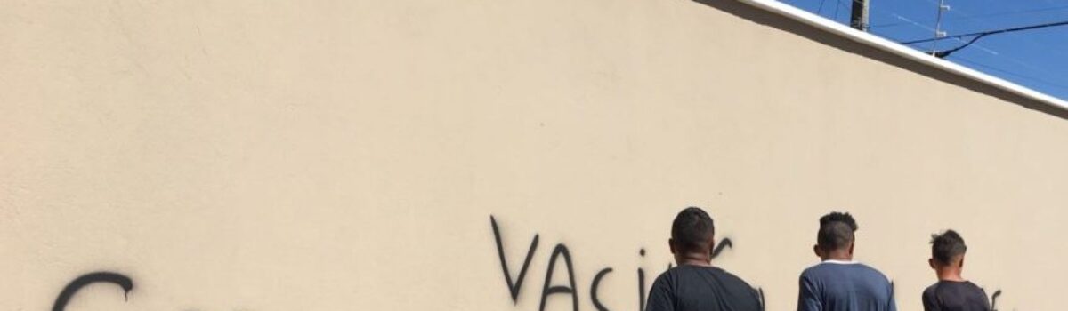 PC de Aragarças identifica menores que fizeram pichação com abreviação de facção criminosa e apreende drogas com um deles