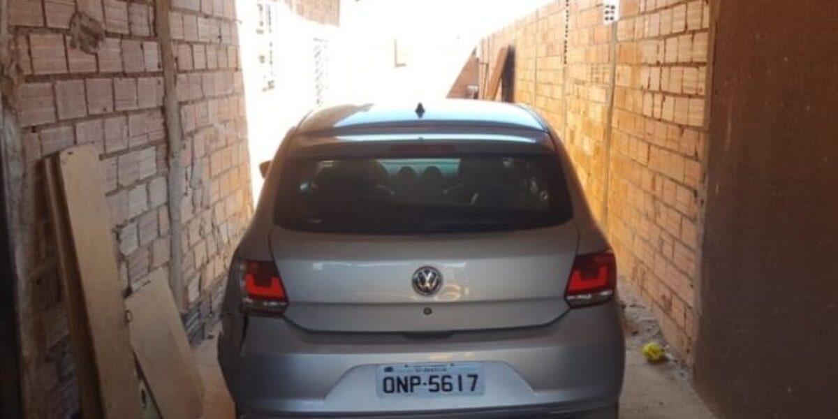 Policiais da DERFRVA prendem dois homens e recuperam veículo roubado