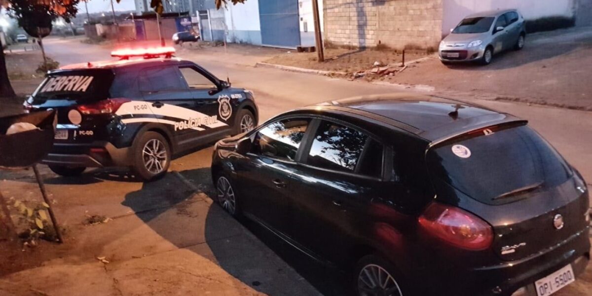 Policiais da DERFRVA localizam carro roubado que estava “esfriando” no Parque Oeste Industrial